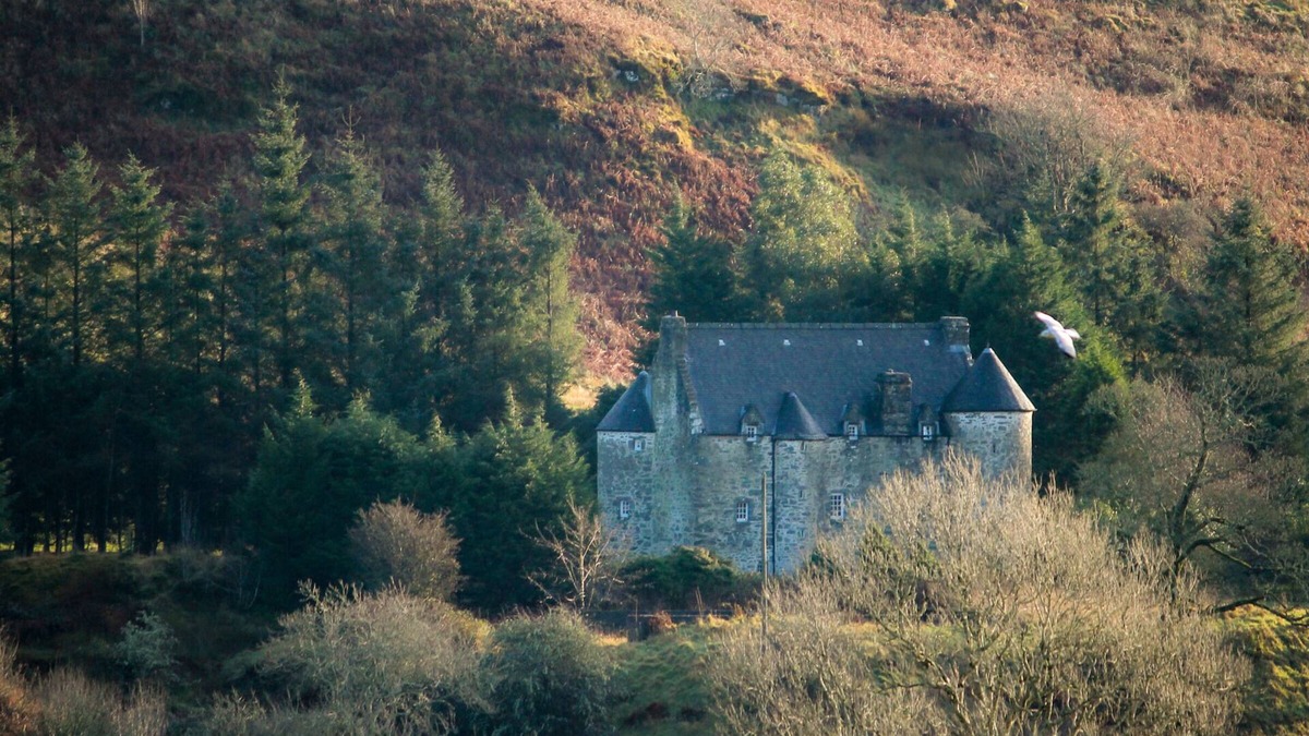 Kilmartin Cottage | Multi-Awarded Castle Nestled in Historic Glen