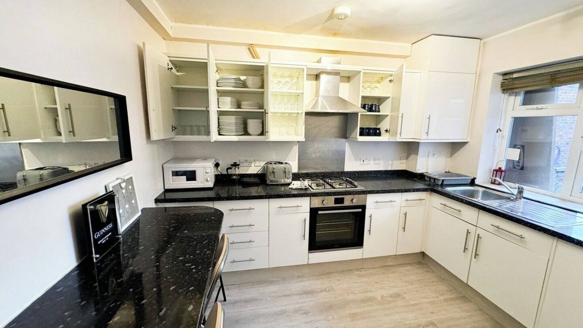 Fortune Green Apartment | Multiple beds in central London