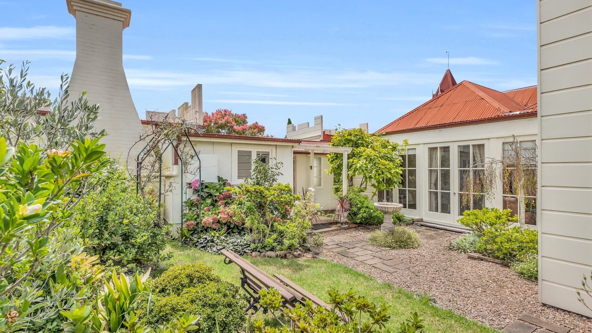 Merimbula Cabin | Munns Tower House- In the Heart of Merimbula