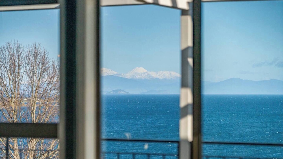 Hilltop House | Muritai - Size! Location! Views!