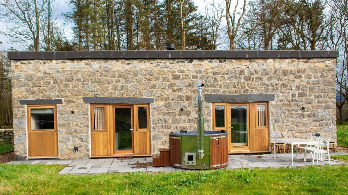 Llanddaniel Fab Cottage | Murmur y Coed - sleeps 5 guests in 2 bedrooms