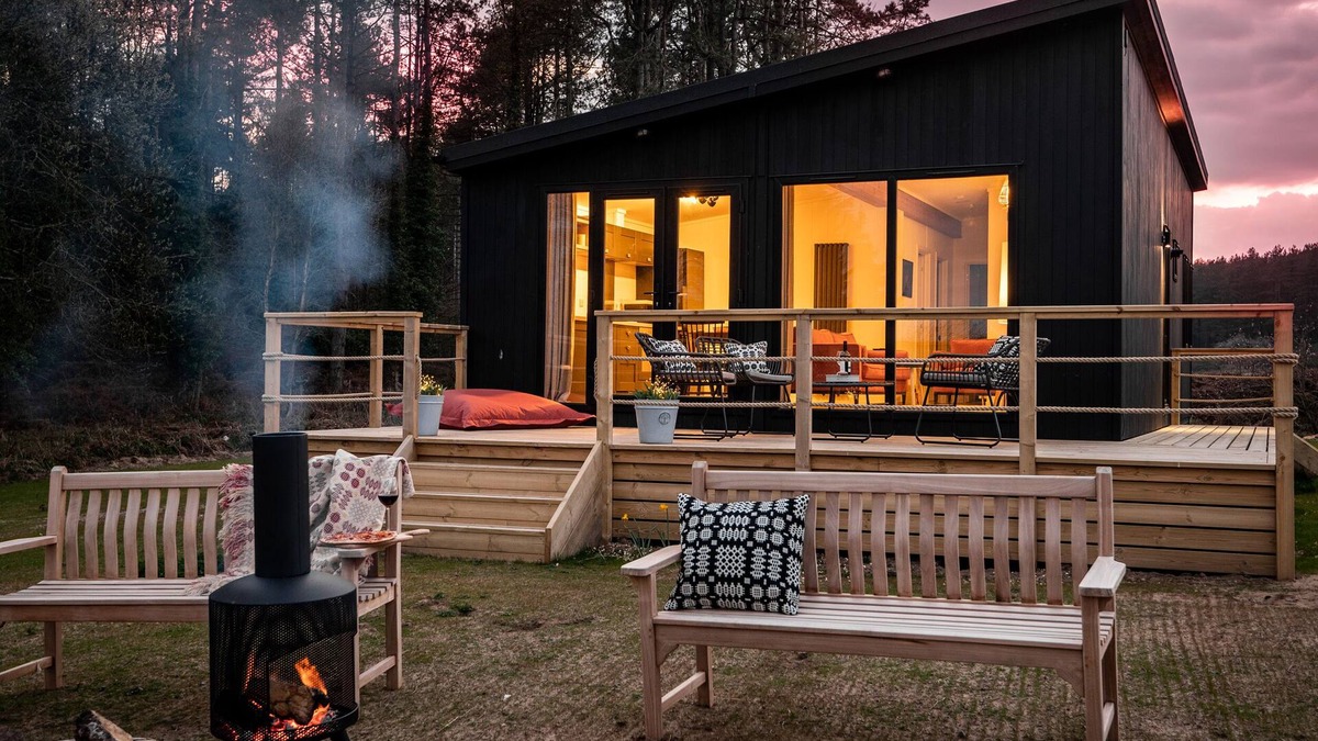 Dwyran Cottage | MURMUR Y COED, pet friendly, character holiday cottage in Newborough