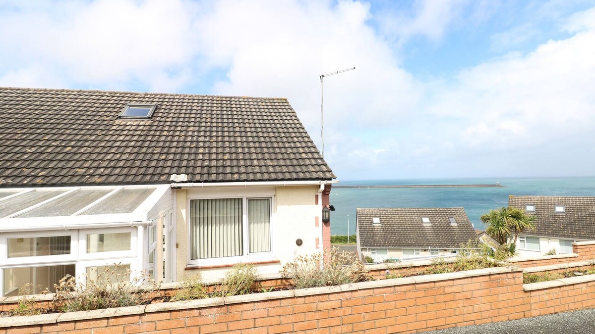 Fishguard Cottage | MURMUR Y MOR, pet friendly, country holiday cottage in Fishguard