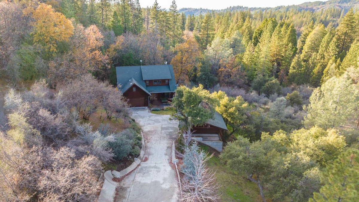 Forest Meadows Cabin | Murph Lodge- 4BR w/AC, Hot Tub, Billiards, Ping Pong and More!