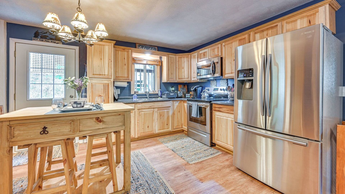 Almo Cabin | Murray Cabin w/Hot Tub: Walk to Kentucky Lake!