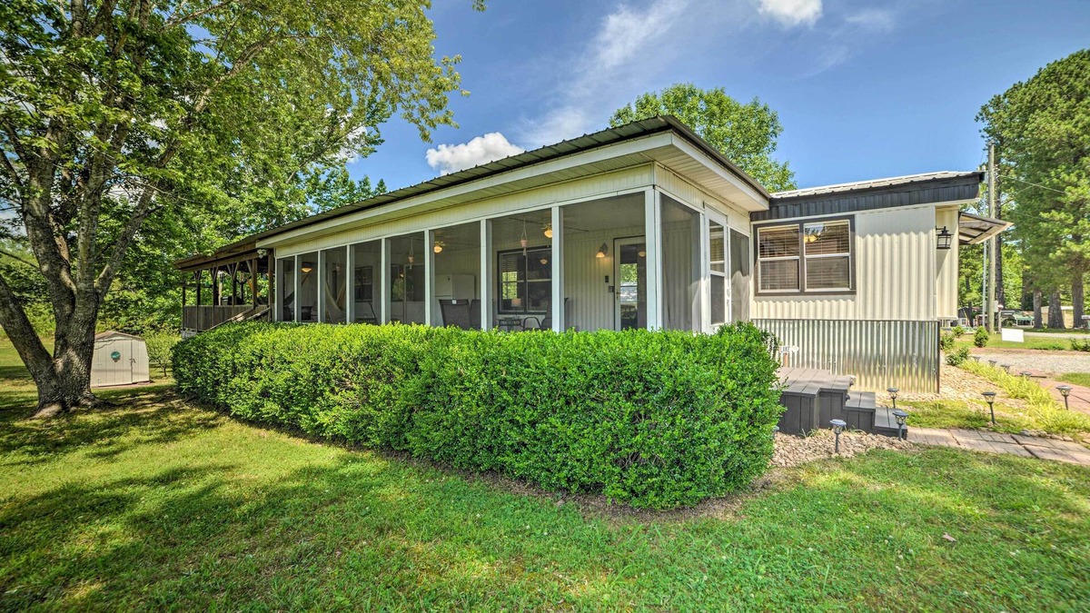 Murray Cabin | Murray Getaway w/Deck: Near Fishing & Boating!