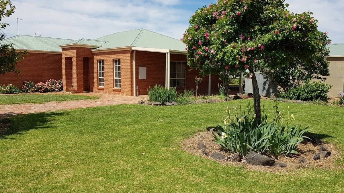 Murtoa House | Murtoa Farm-View Guest House - Family friendly home, with Free Wi-Fi & Netflix