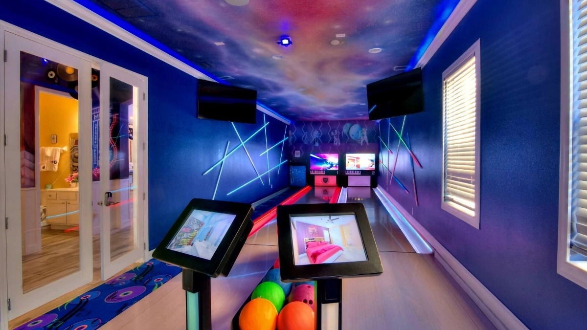 Briargrove House | Music Bowling Villa sleeps 40 FREE early check in/late check out WHEN available