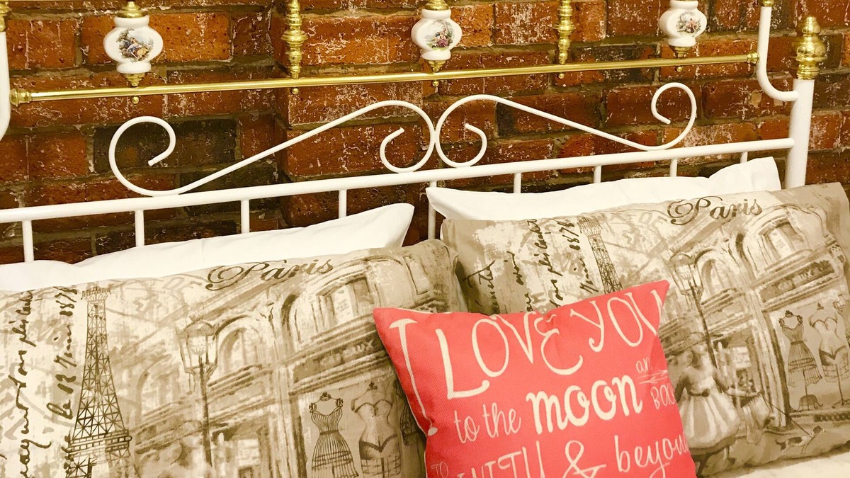 Darnum Cottage | Music Village Retreat: Paris Chapel of Love for Two