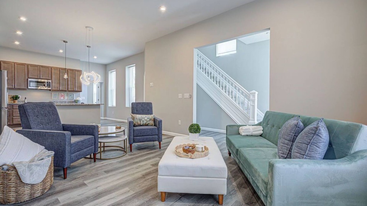 Cincinnati House | Musketeer Manor ~ 5 bedrooms & 4.5 baths off street parking & central location!