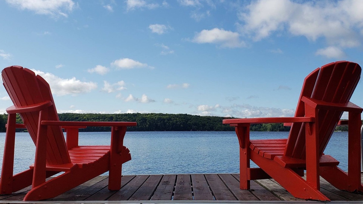 Utterson House | Muskoka Lakehouse Retreat - Family Friendly with Sandy Beach on Three Mile Lake
