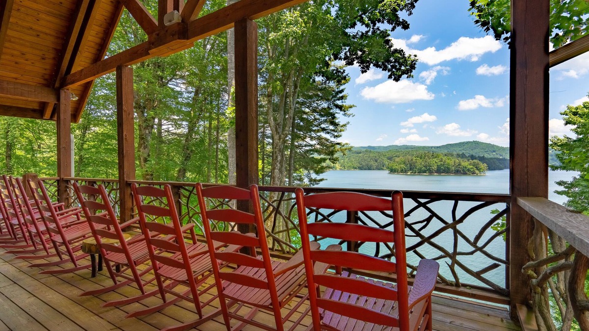 Cullowhee House | Muskoka Lodge - Home on Lake Glenville!
