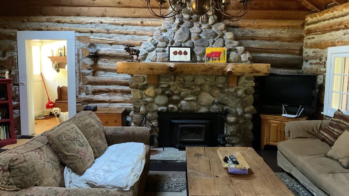 Washago Cottage | Muskoka Log Cabin with Modern Amenities