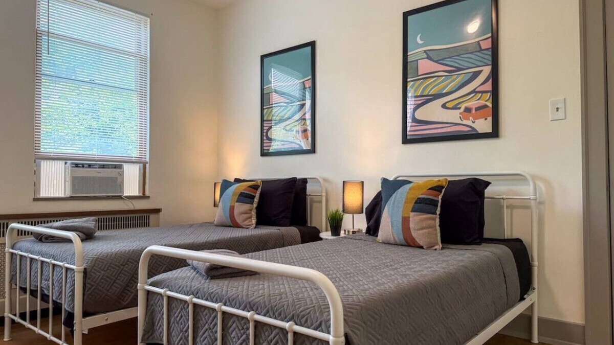 Duquesne House | MUST SEE! Pittsburgh Mansion: 10 Bedrooms, 20 Beds