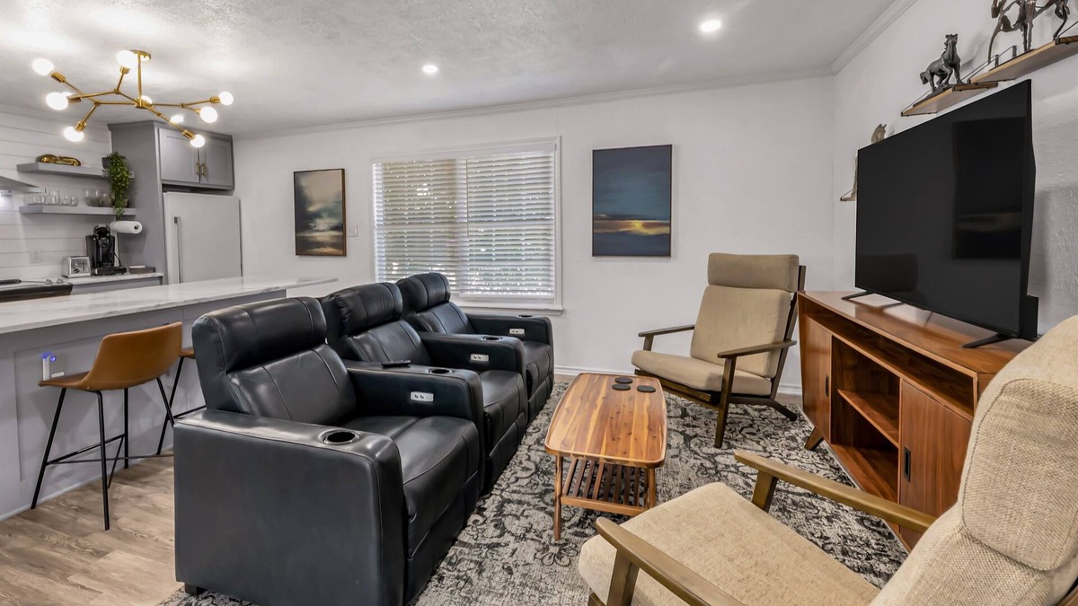 College Station Apartment | Mustang: Theater Chairs/Walk to A&M/Comfy King Bed