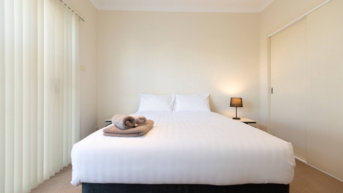 Muswellbrook Villa | Muswellbrook Villa 2 - Spacious, Comfy, Full Amenities - Shared Garden and Pool