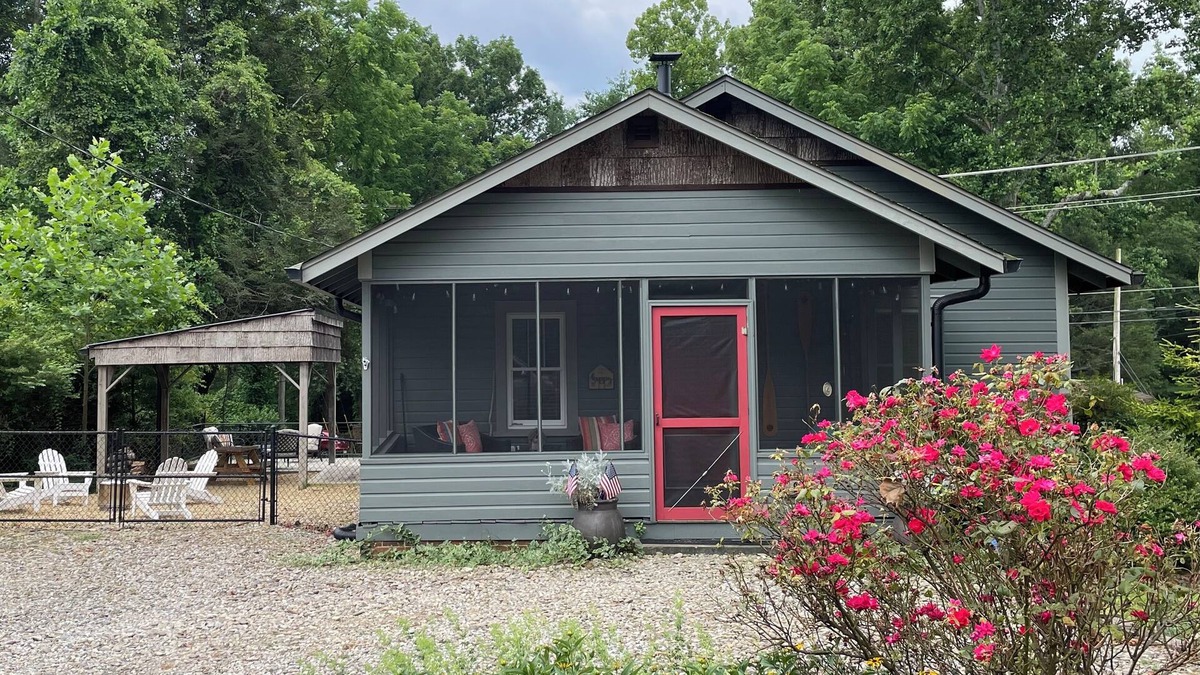 Tuxedo Cottage | My Happy Place at Lake Summit. Fenced Yard. Fire pit. Pets Welcome.