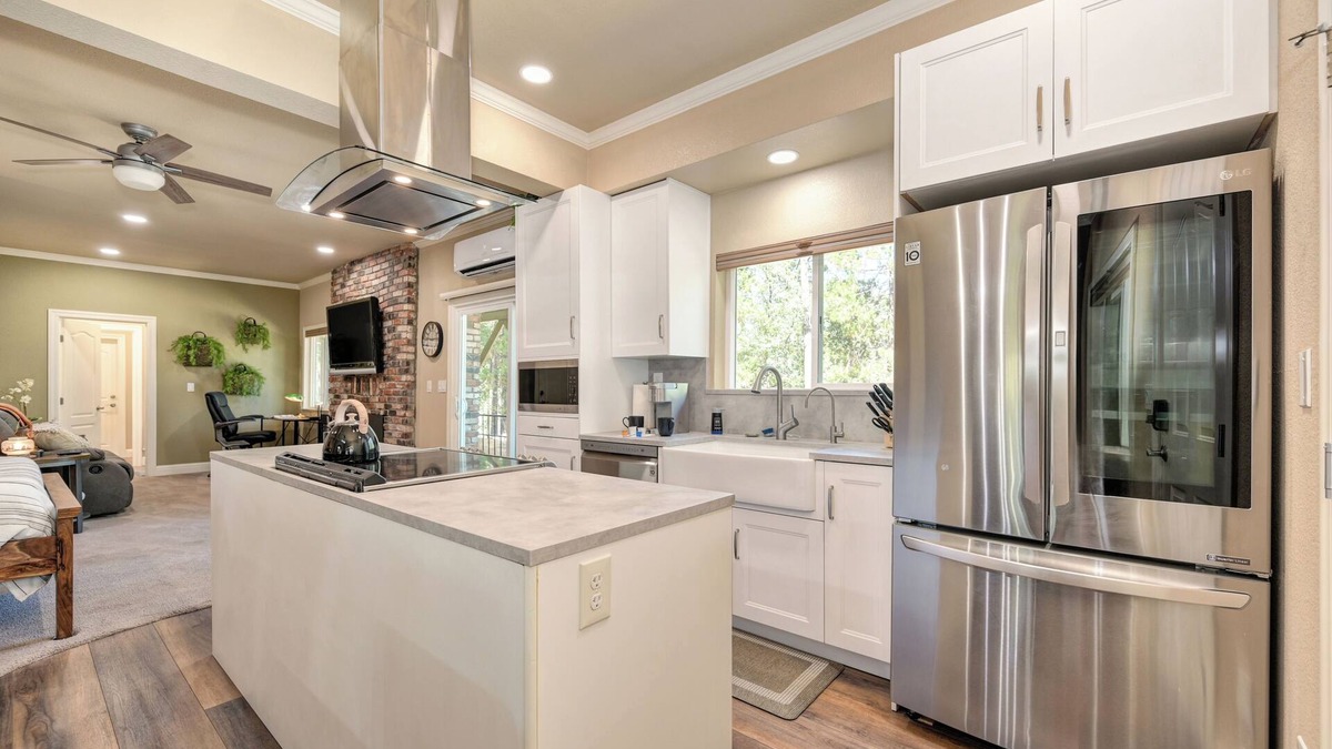 Chicago Park Apartment | My Lil' Piece of Heaven. 1 mile to Rollins Lake. Full kitchen. Dog-friendly.