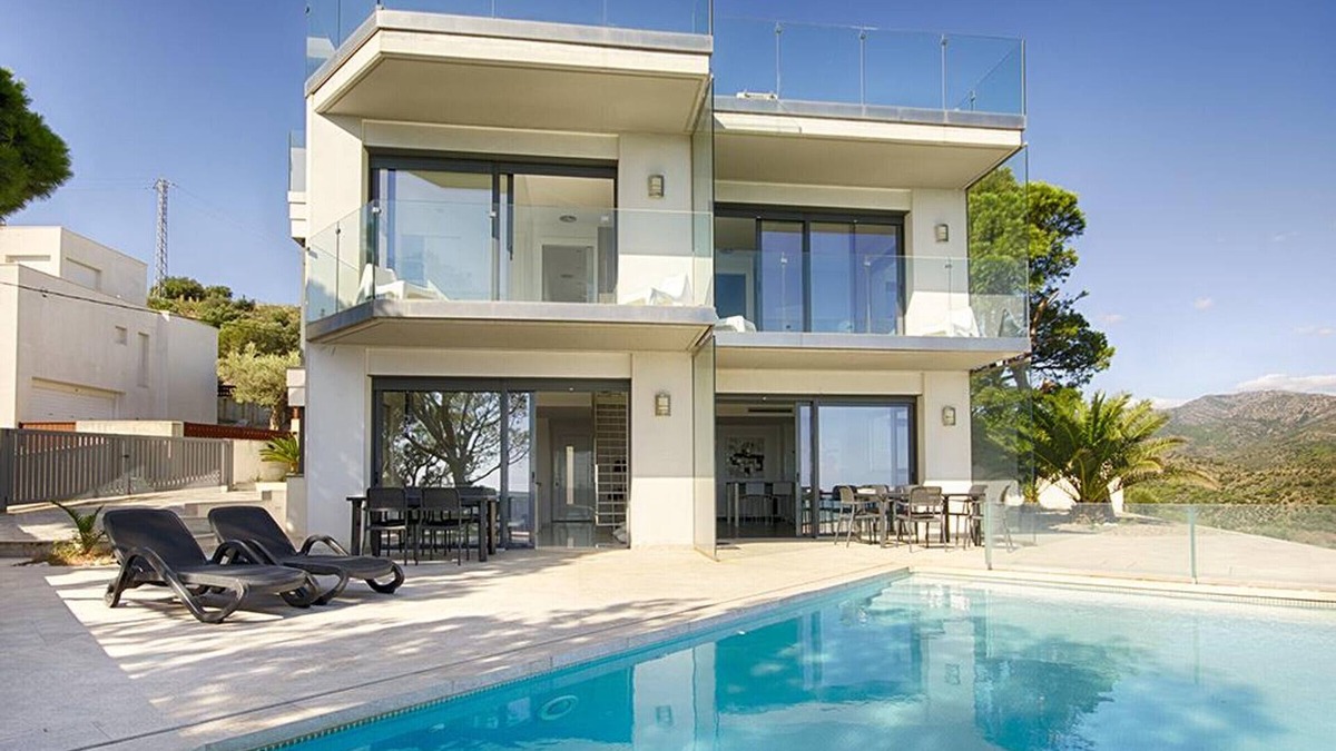 Llanca House | MYFENOLLEDA B - Preciosa casa en Grifeu con piscina compartida y parking