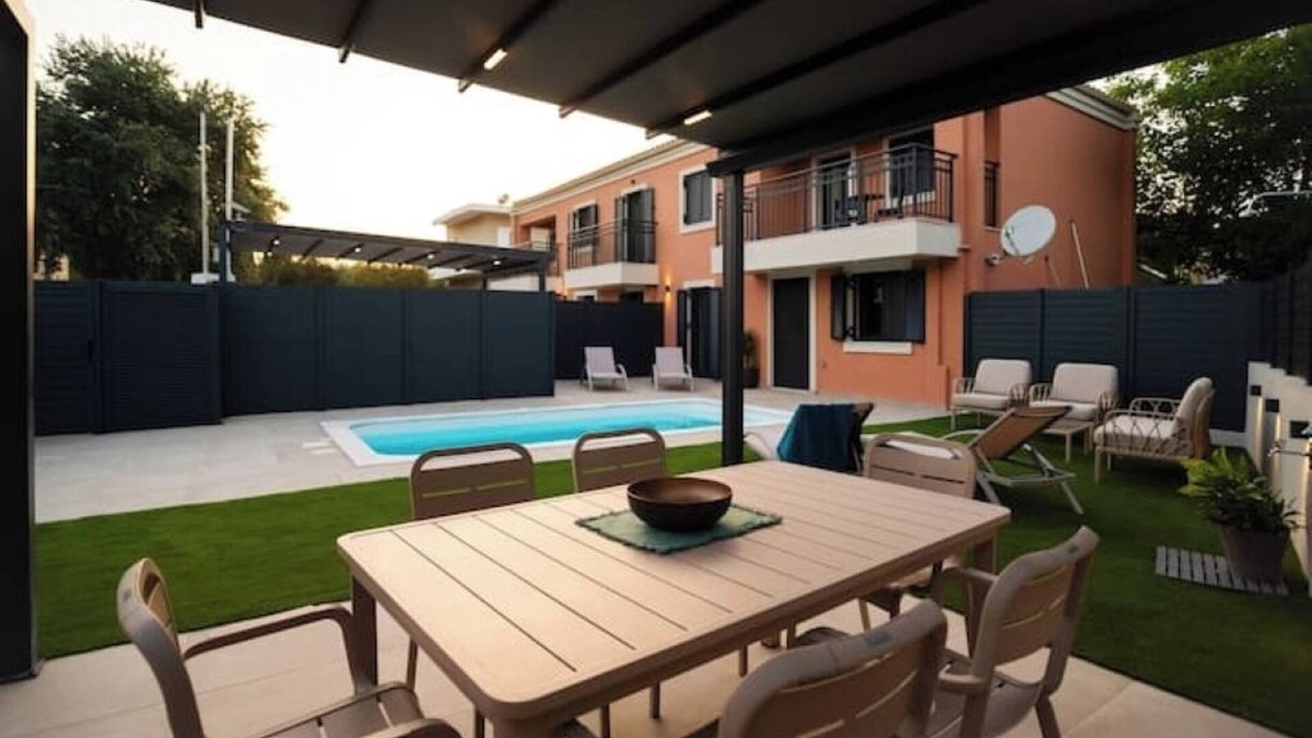 Petriti House | Mylos II : A Stylish Stay for Your Crew