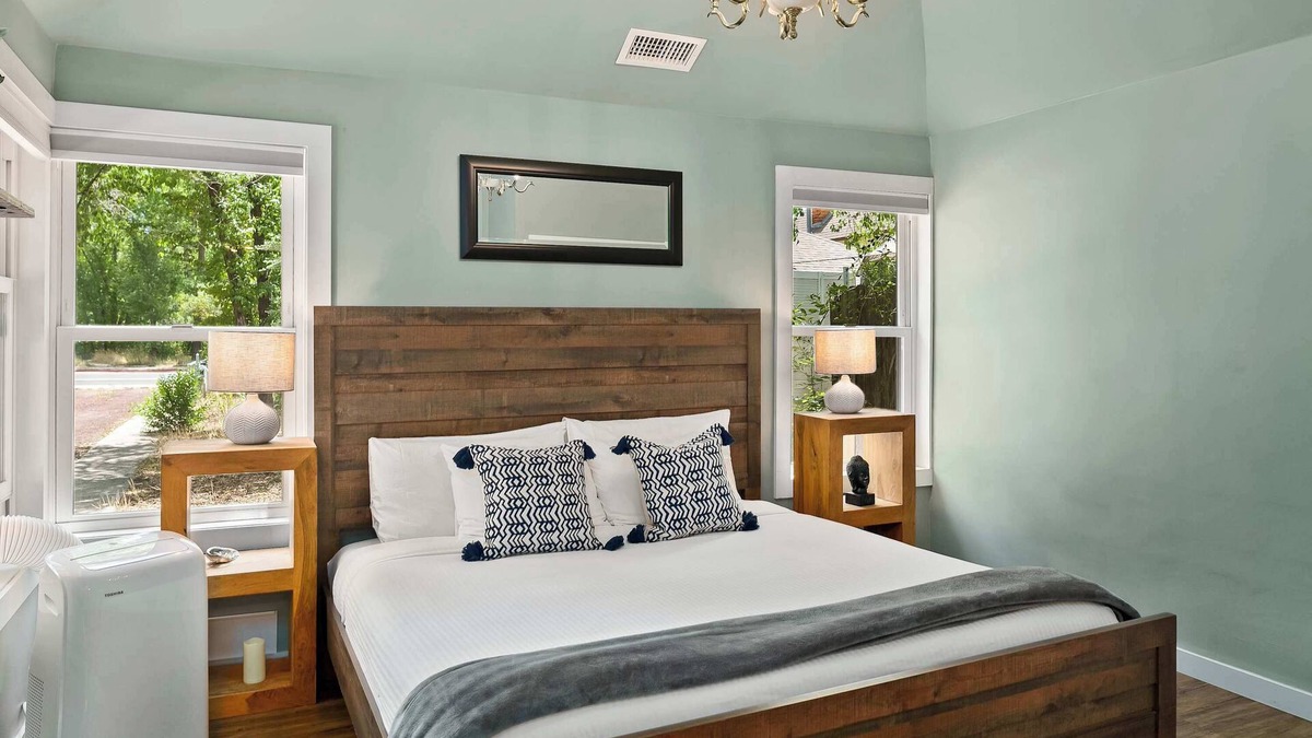 Southside House | Myrinn – Downtown Retreat w/Sauna Near NAU