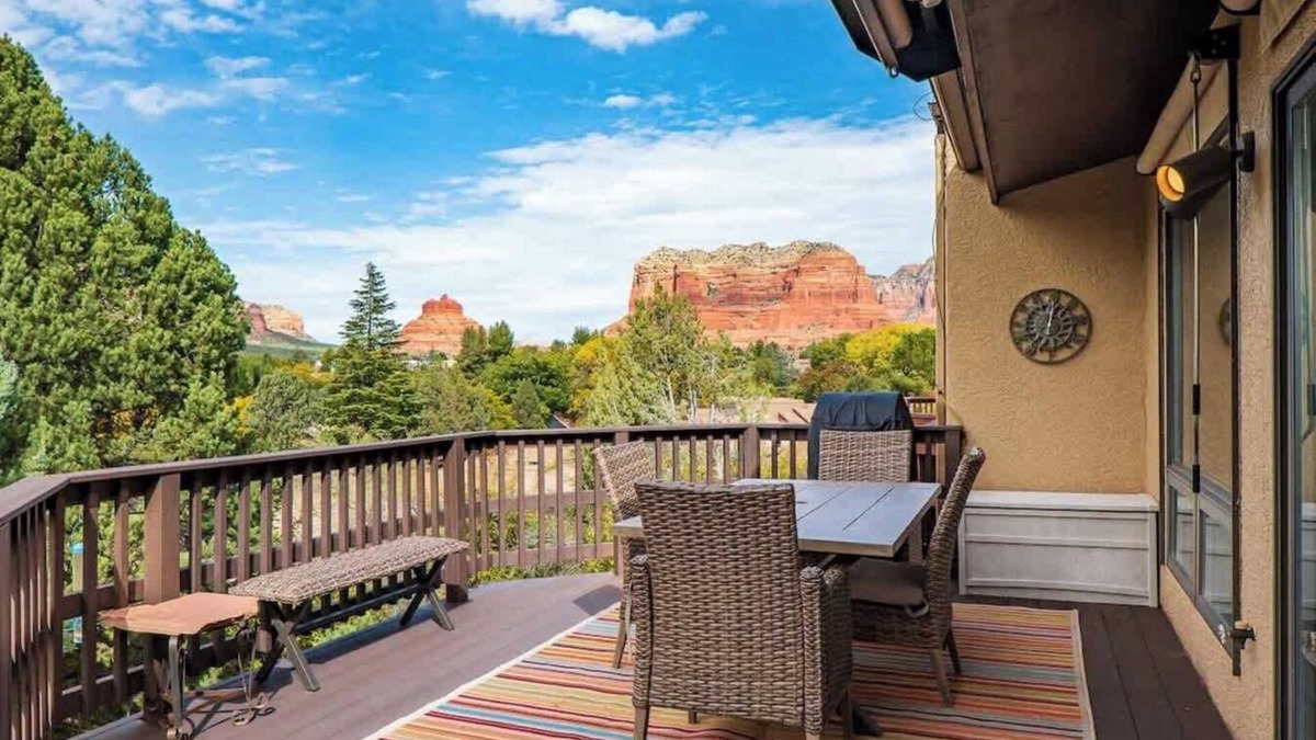 Oak Creek Condo | Myrinn – Spacious Getaway w/Red Rock Views & Pool