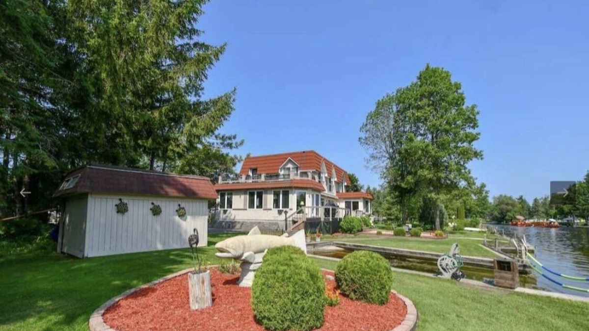 Lagoon City House | Myrna's Chateau in beautiful Lagoon City