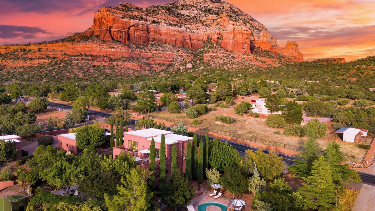 West Sedona House | Mystic Sunset by AvantStay | Thunder Mountain View + Pool, Driving Range, Casita