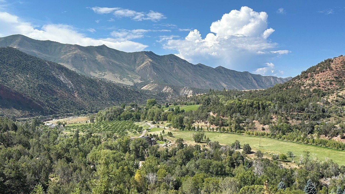 Glenwood Springs Apartment | n 2-bedroom apartment in charming Glenwood Springs with Hot Tub, AC and Heating.