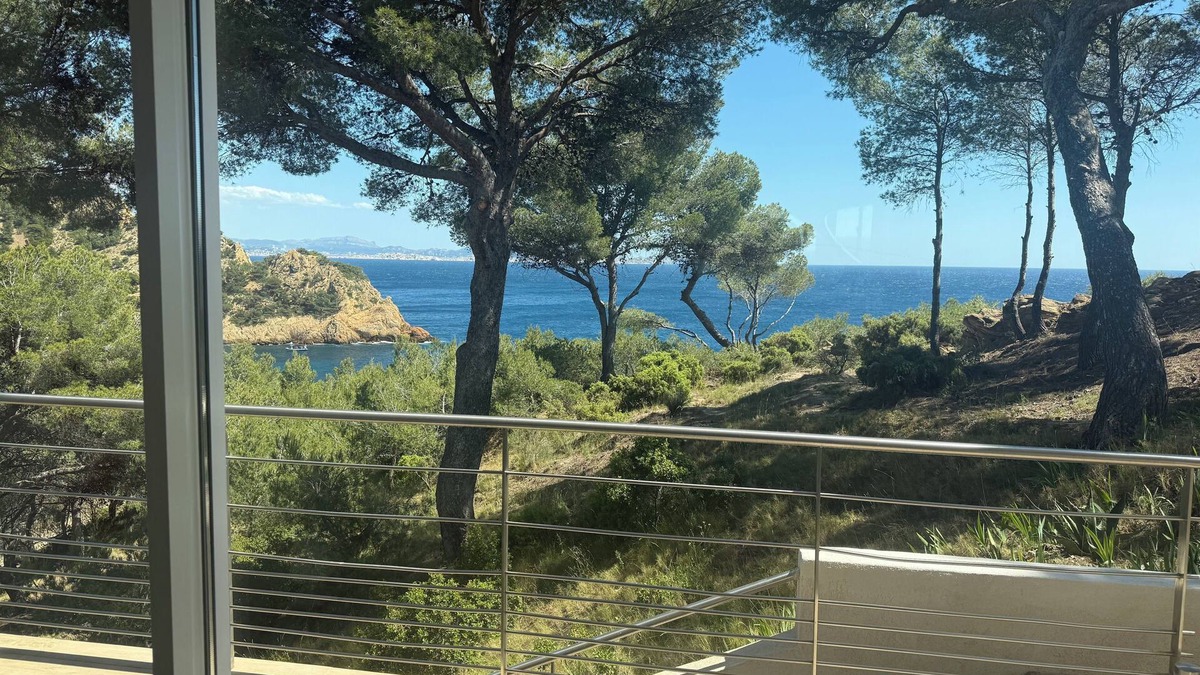 Ensues-la-Redonne House | N'ARTure home with unique environment (restricted calanque, sea front and boat)