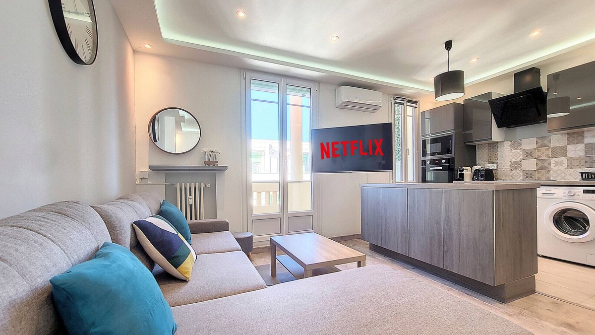 Centre Ville-Gare Apartment | N&J - PALAIS HISPANIA - Top floor - Central