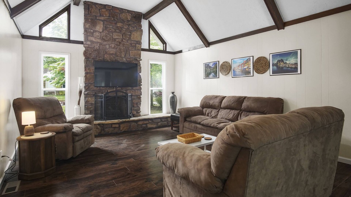 Jackson House | N. Jackson Home Sleeps 8 Near Union Univ. & I-40