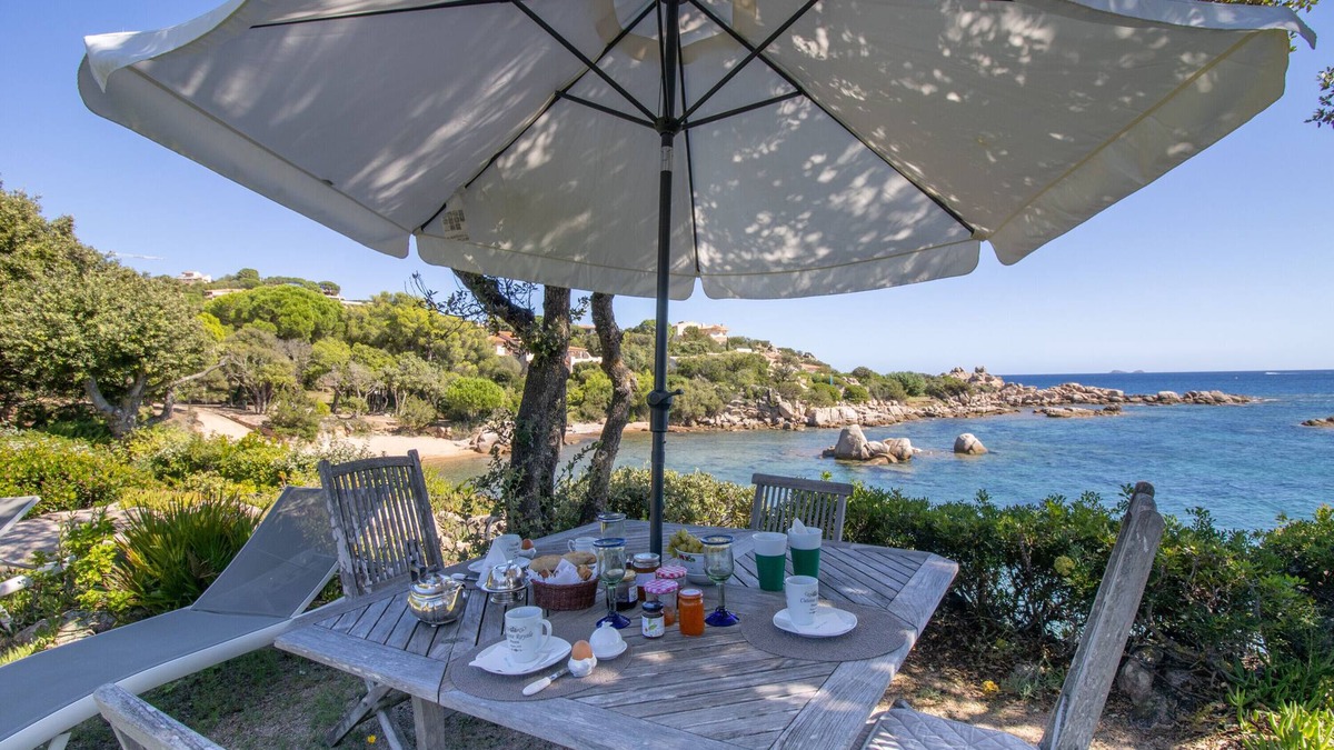 Santa Giulia Villa | n2 471/5 000nVilla A Cala d Oro with private beach, garden with sea view, Wi-Fi and AC