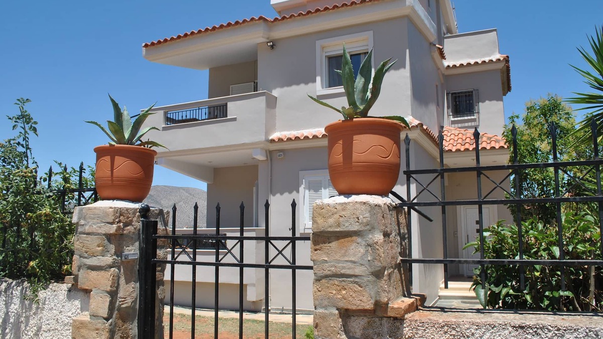 Palaia Fokaia Bed & Breakfast | Nantia's studio apartment with bathroom and large veranda