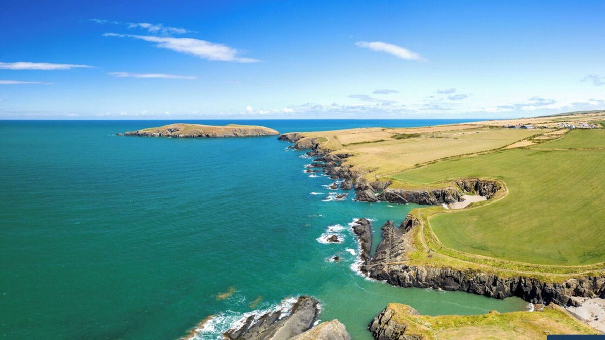 Cardigan House | Nantsaeson, Holiday Home Gwbert , Sleeps 8, 4 bedrooms, bathrooms