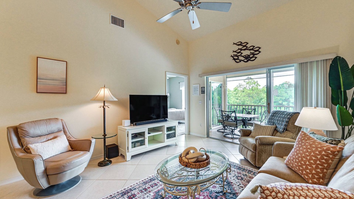 Ole Condo | Naples Condo 10 Mi to Beach: Pool & Hot Tub Access