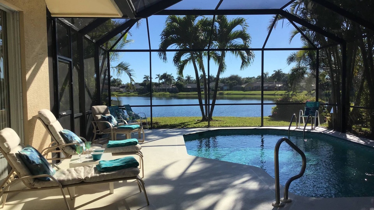 Central Naples House | Naples house with Lakeview and pool in secure+desirable area close to center