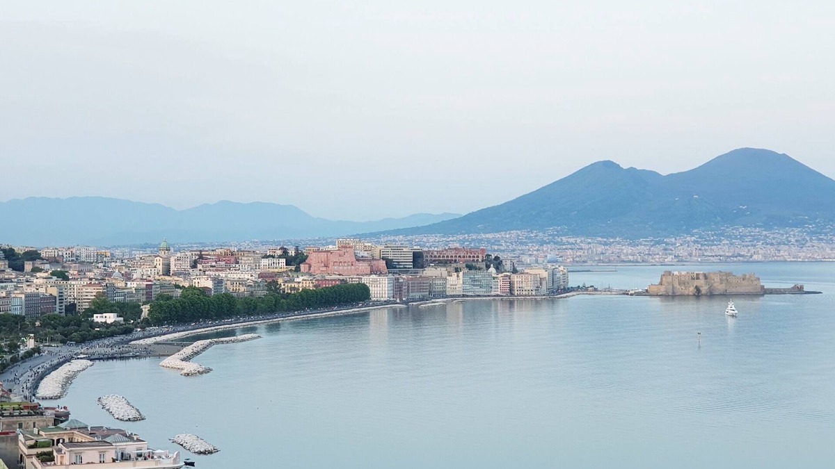 Naples Apartment | Naples Stadium apt. - six people, three bedrooms, two bathrooms, free park