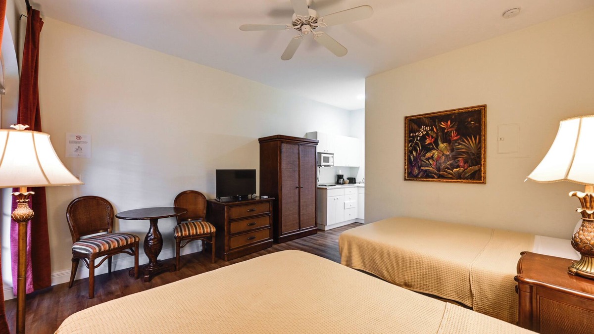 Naples Apartment | Naples Studio w/Community Pool & Tennis Courts!
