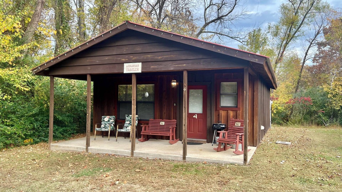 Pleasant Grove Cabin | nArkansas Traveler #4 walk to square in Mountain View 2-room cabin New to Vrbo