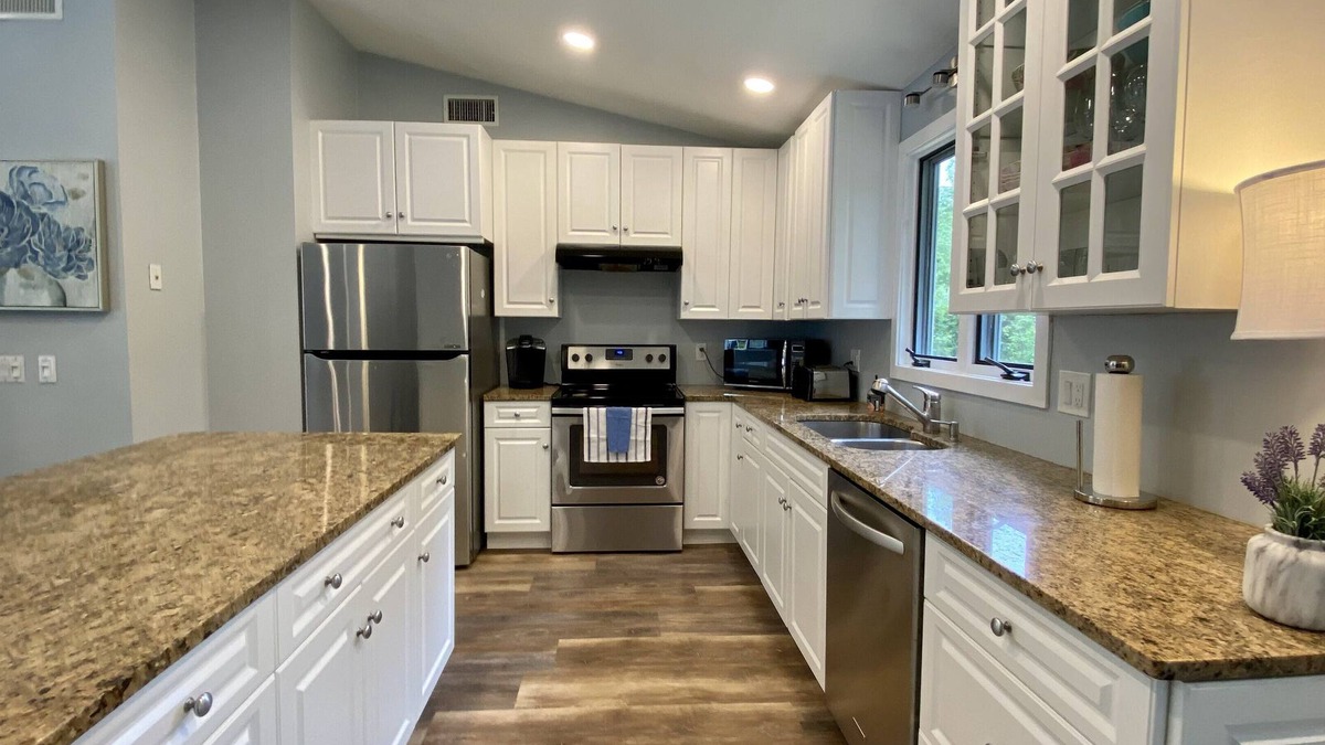 Bonnet Shores House | Narragansett R.I. 5 Bedrooms, 3 full bathrooms, central air on cul-de-sac