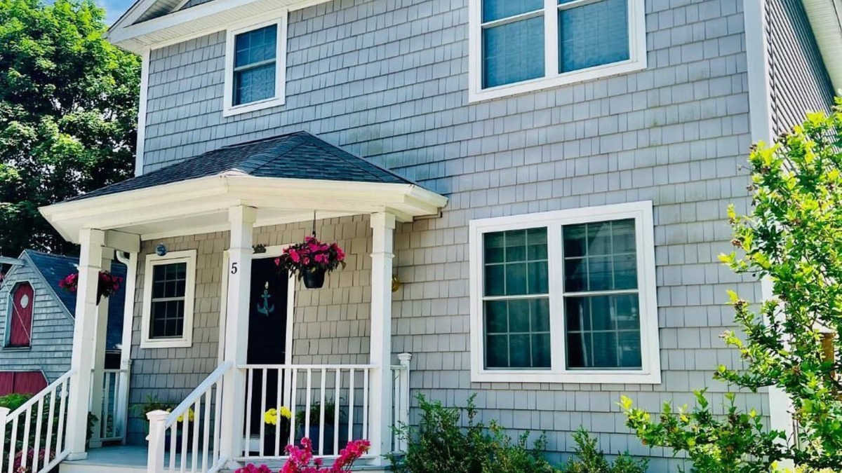 South Kingstown House | NARROW RIVER GEM: Kayaks, Mins to Gansett Beach, Central AC, Boat Ramp, LOCATION