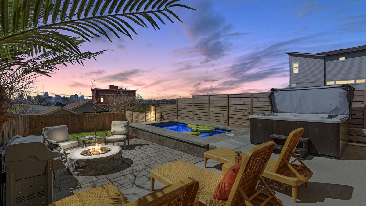 Talbot's Corner House | Nashville Mega House ★ Sleeps up to 20 ★ Pool & Hot Tub ★ Close to Broadway/DT