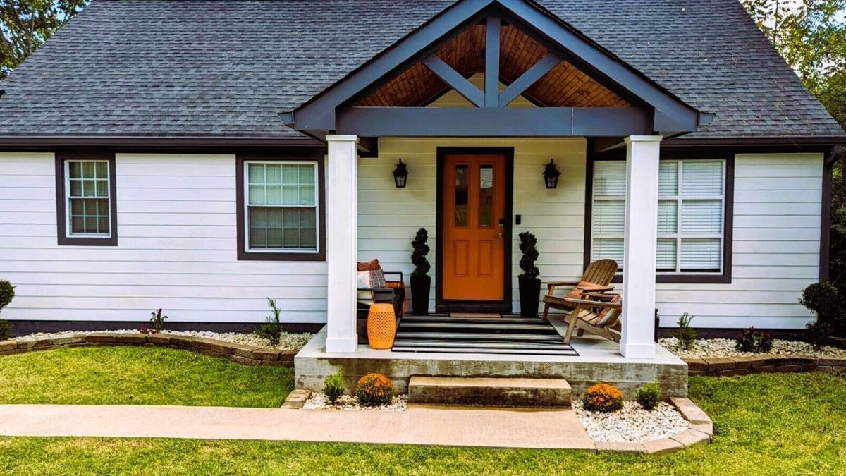Inglewood House | NASHVILLE RETREAT! 8 BEDS, 12 PPL, 4 Rooms, 2.5Bath, GAMES, FIREPIT, YARD, GRILL