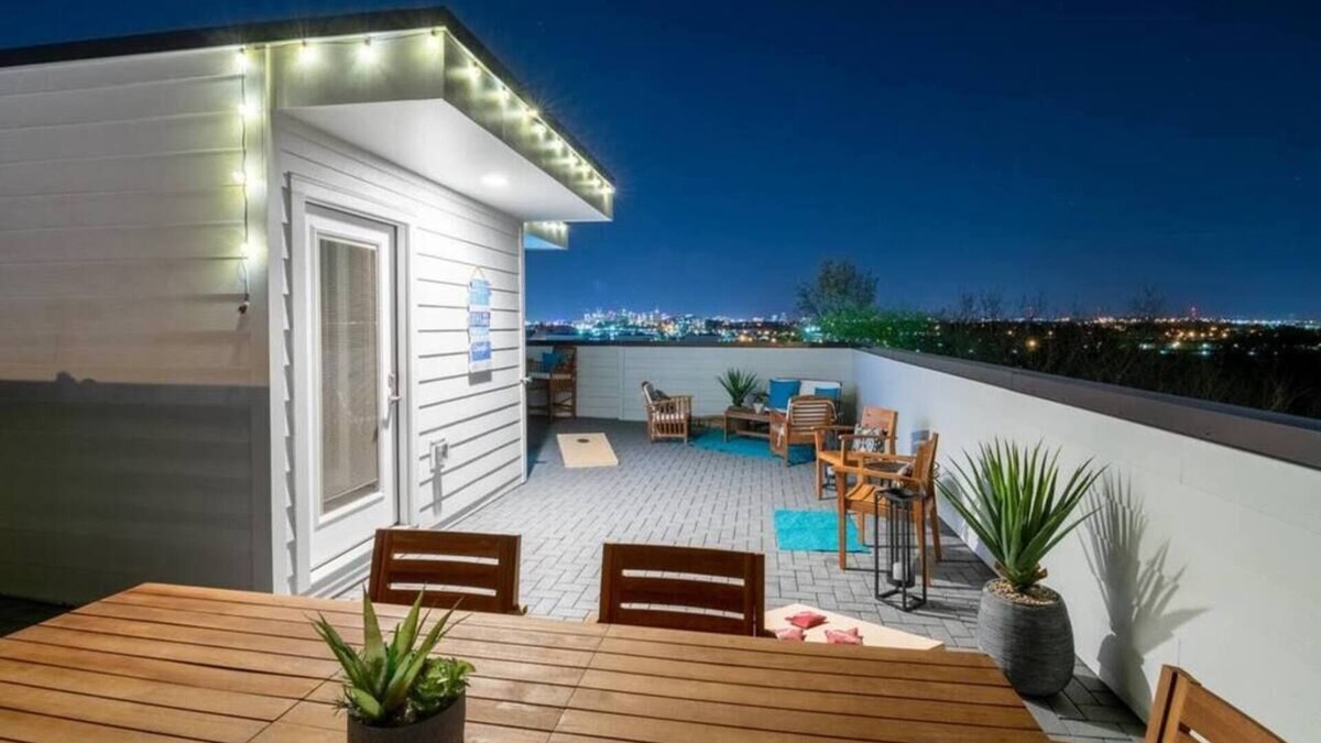 Haynes Area House | Nashville Skyline View with a Rooftop Deck that Sleeps 14 People