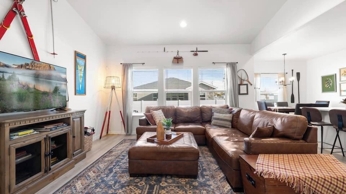 Twin Falls House | National Parks Charm! King bed, game garage, firepit, family perks, single level