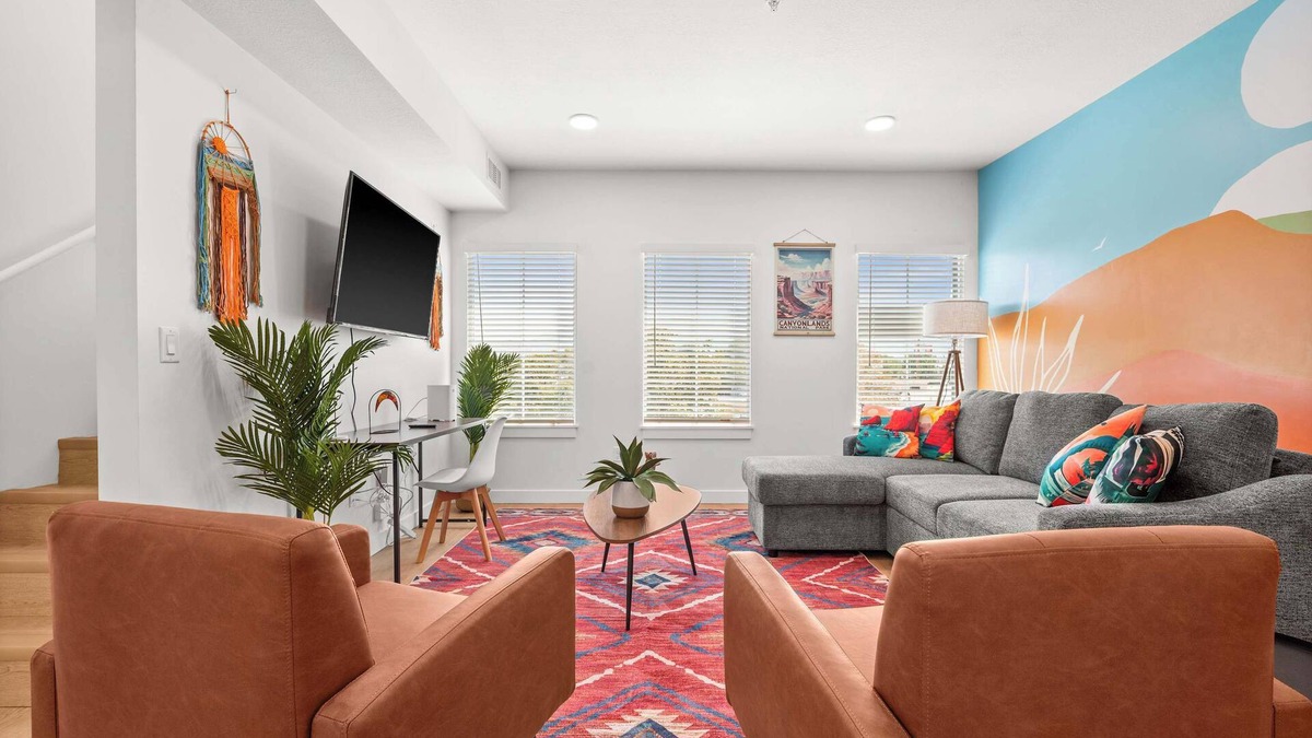 People's Freeway House | Natl Park 2BR Townhome King 2-Car Garage