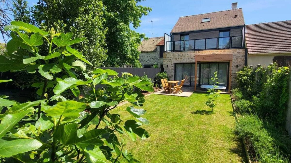 Milly-la-Foret House | Natural Design Lodge in Milly-La-Forêt with Jacuzzi