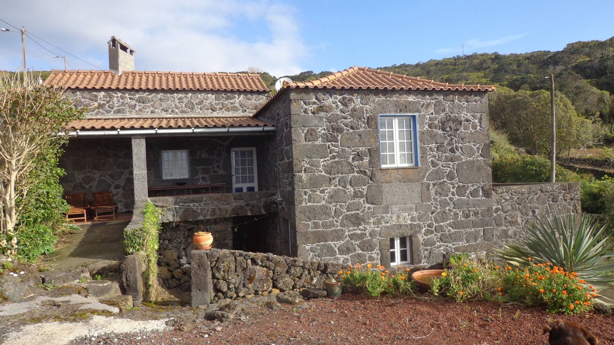 Calheta de Nesquim House | Natural stone holiday home with sea view