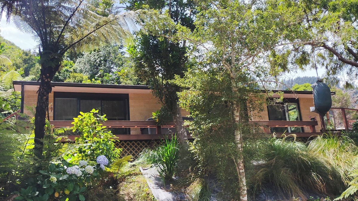 Nelson Region Cabin | Nature based cabins 10mins from Nelson Group friendly 4 cabins & 2 bedroom house